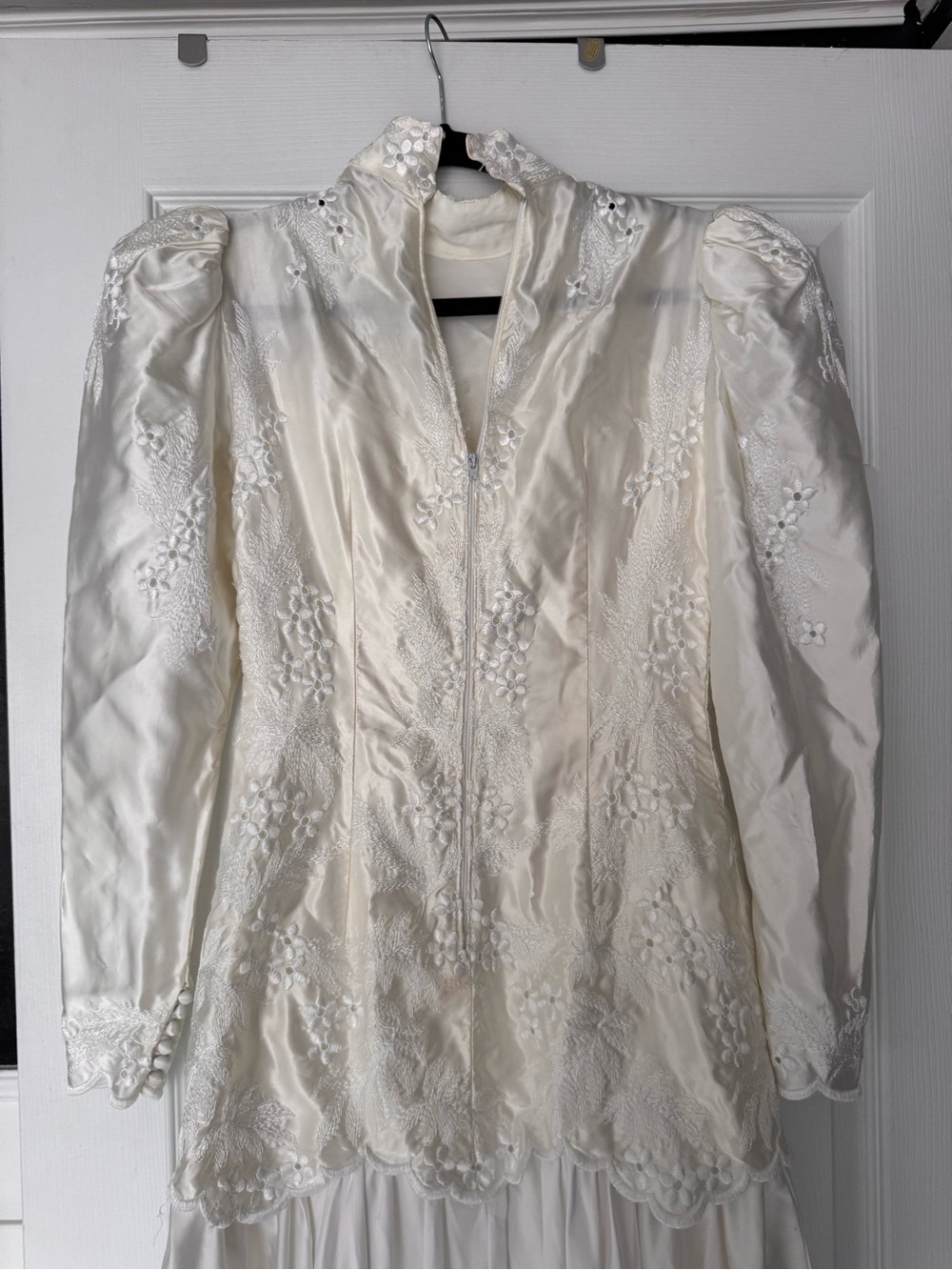 Ivory Embroidered Vintage Satin Bridal Goen Wedding Dress with High Collar